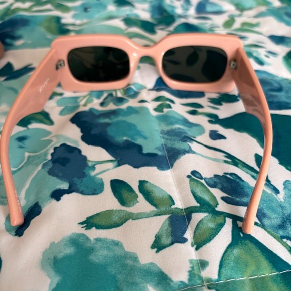 Le specs, pink sunglasses. - Picture 3 of 3